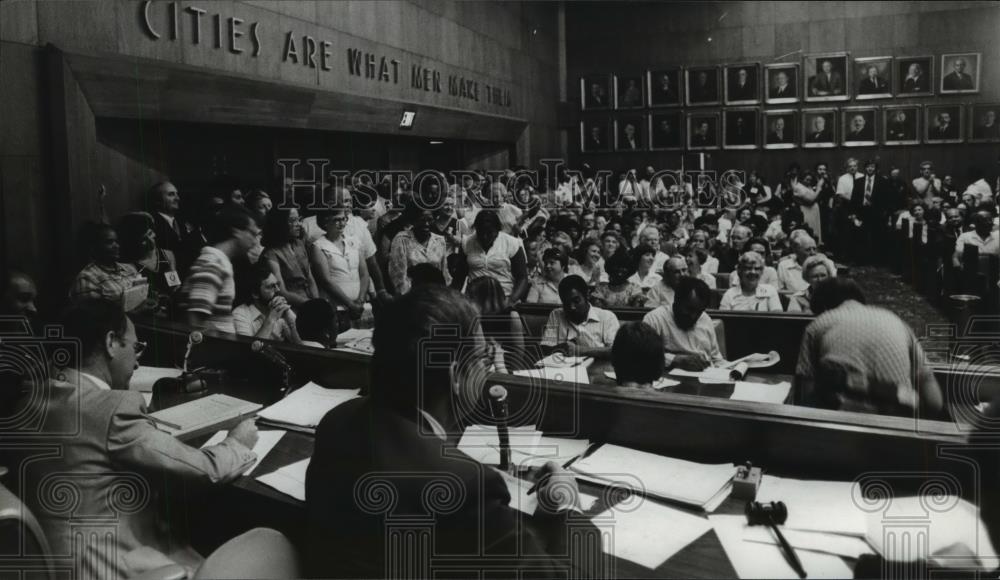 1980 Press Photo Crowd attends Birmingham City Council meeting - abna23435 - Historic Images