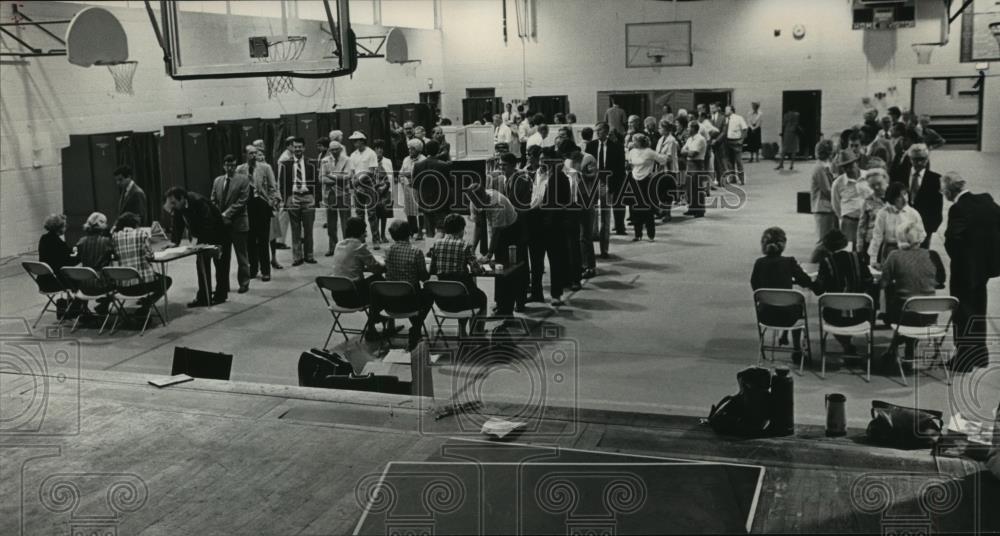 1982 Press Photo Voting at Mountain Brook Junior High School, Birmingham, AL - Historic Images