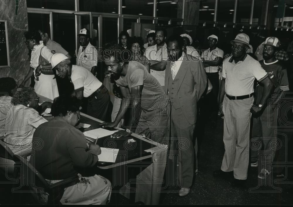 1984 Press Photo Voters at Boutwell Auditorium, Birmingham, Alabama - abna23481 - Historic Images