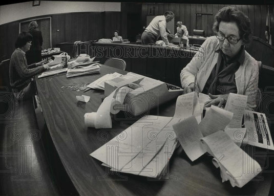 1984 Press Photo Virginia Mise, Susie Harris Count Votes-Birmingham, Alabama - Historic Images