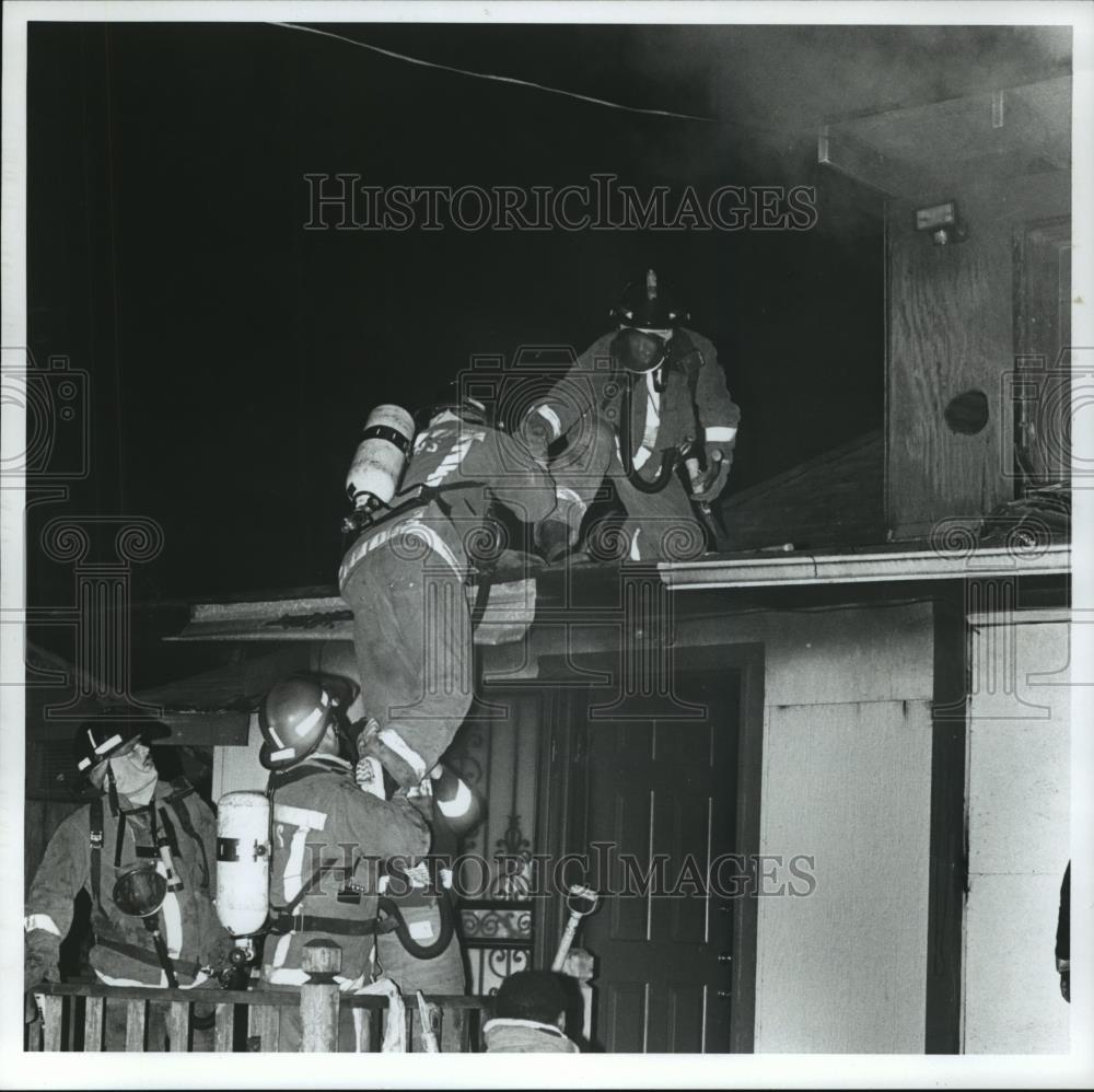 Press Photo Birmingham, Alabama Firefighters Climb onto Roof of Burning House - Historic Images