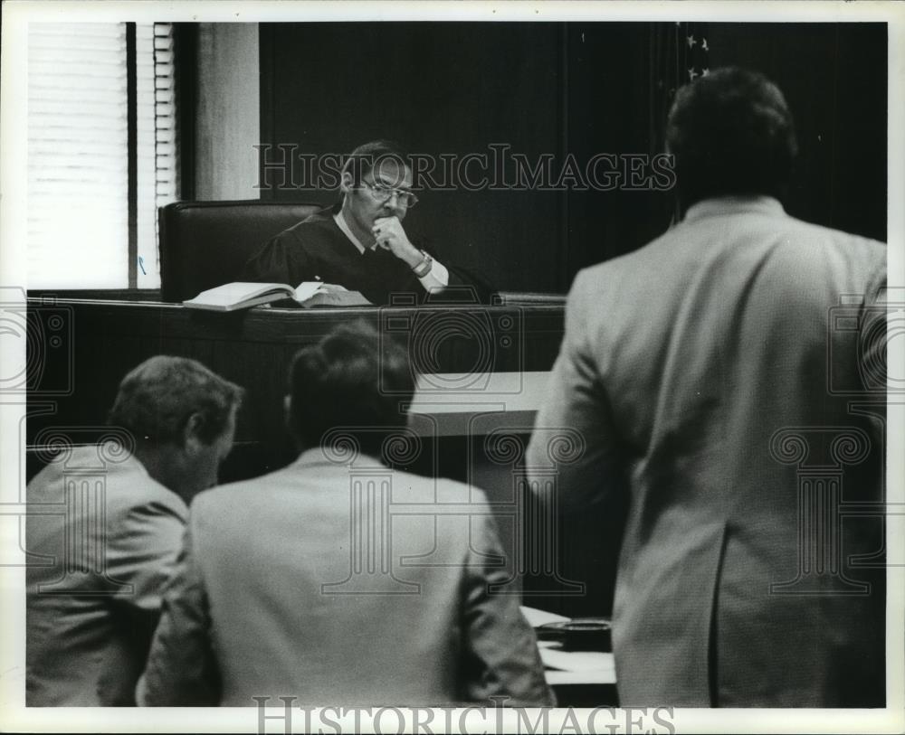 1981 Press Photo Judge Jack Carl Listens to Case - abna23546 - Historic Images