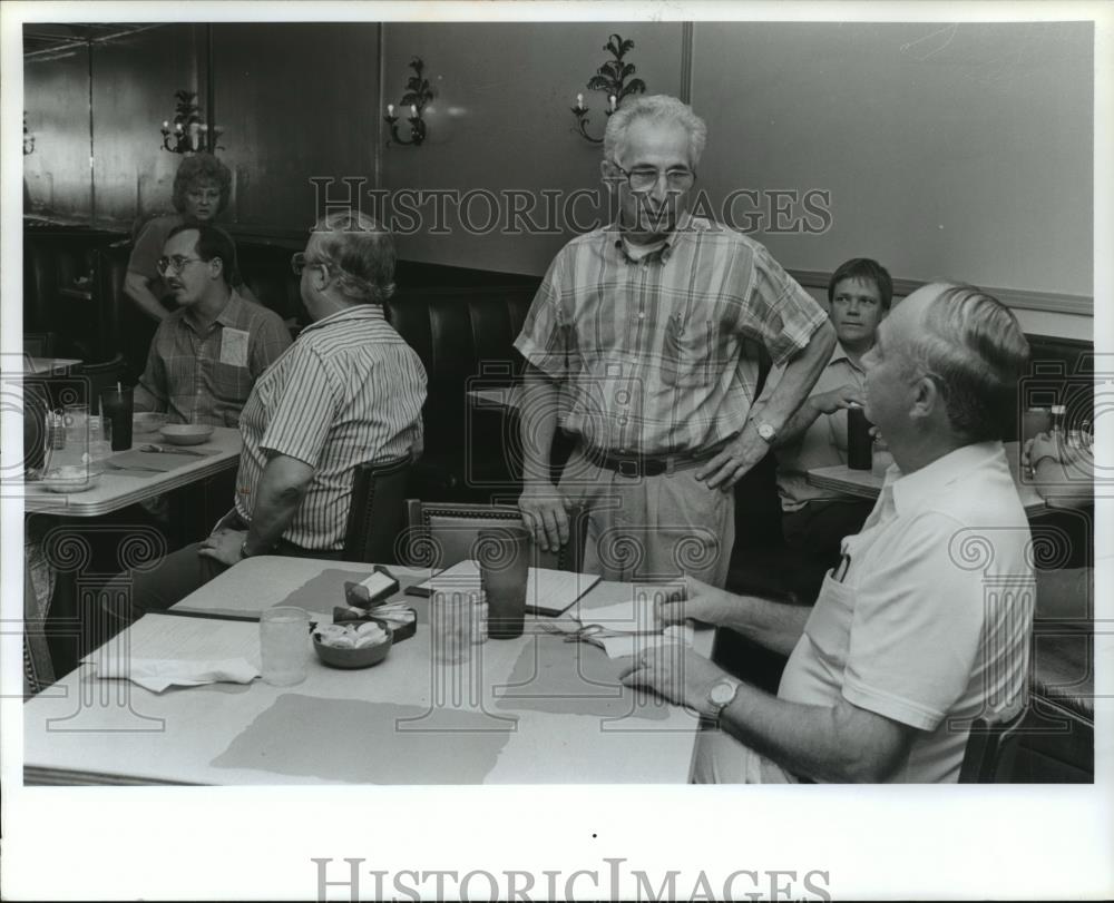 1991 Press Photo Frank Carnaggio and Customer Harold Dotson, known since 1957 - Historic Images