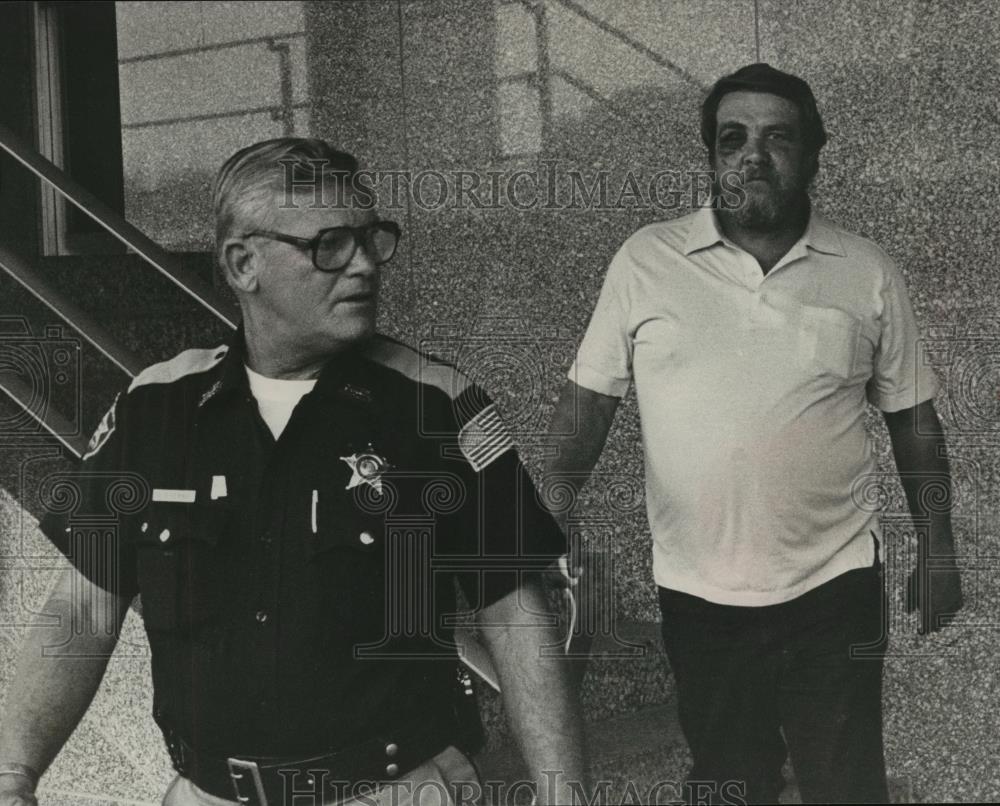 1984 Press Photo Austin Carson escorted by Chief Deputy Gene Newman, Crime - Historic Images