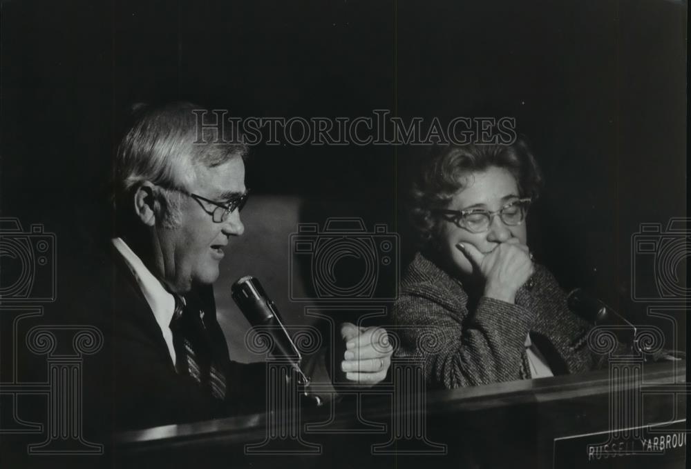 1980 Press Photo Birmingham Council Members argue letter to President Carter - Historic Images