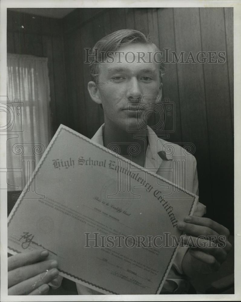 1980 Press Photo Steven Underwood with High School Equivalency Certificate - Historic Images