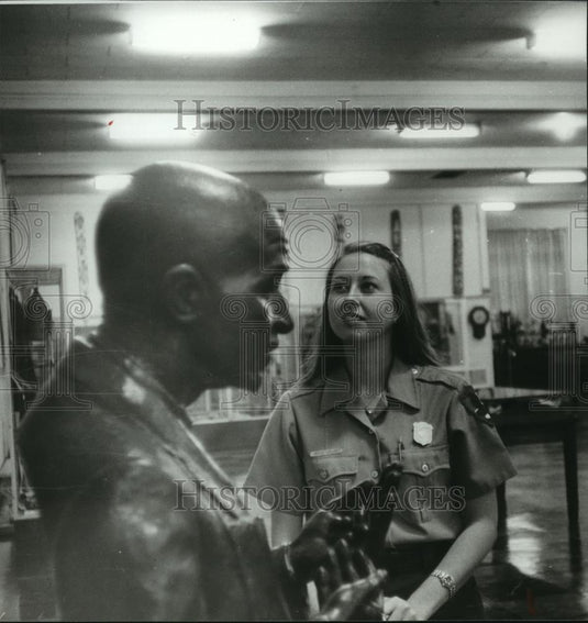 1979 Press Photo Denise Vickers with bust of Carver at Carver Museum, Tuskegee - Historic Images
