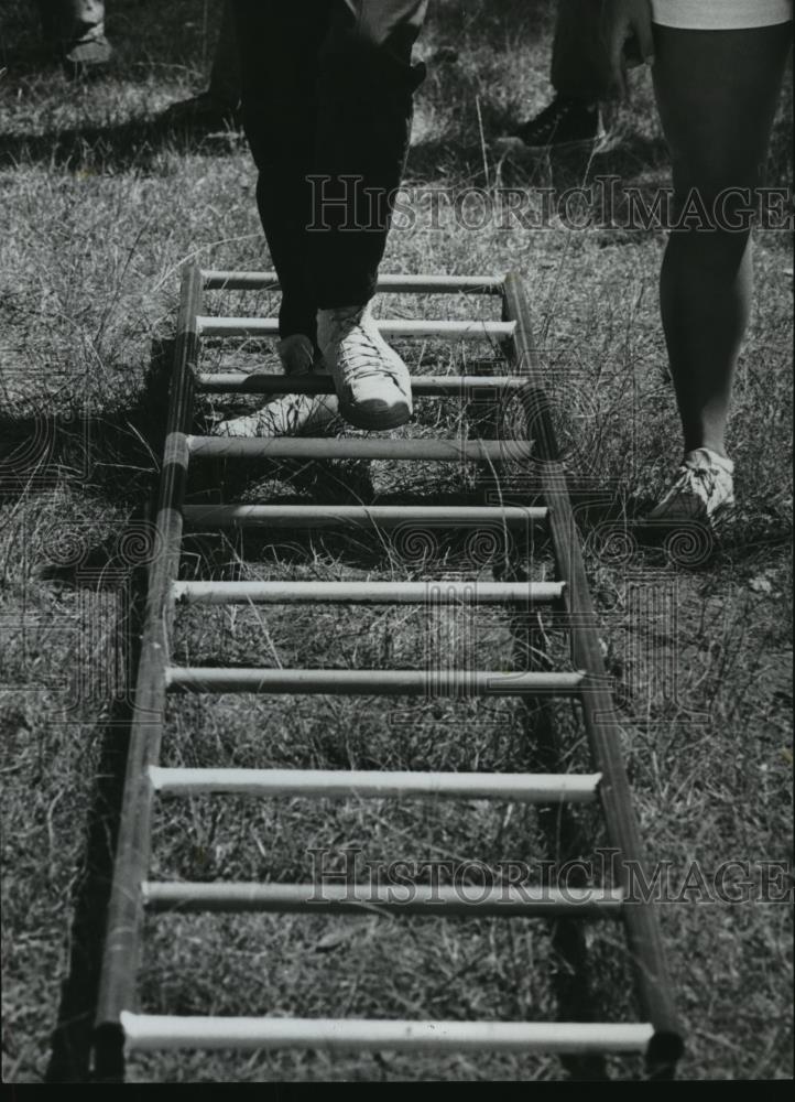 1977 Press Photo Tuscaloosa, Alabama Schools, Merely lifting feet is an effort - Historic Images