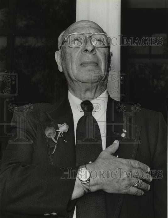 1981 Press Photo Alabama State Senator Pat Vacca salutes the American Flag - Historic Images