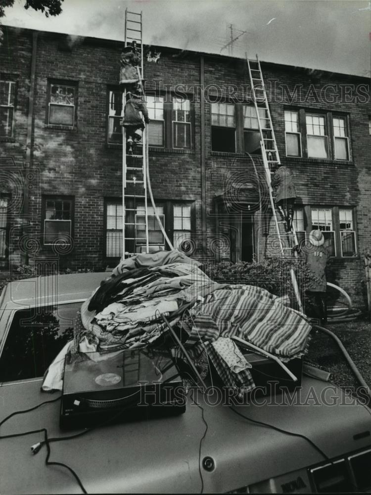 1980 Press Photo Firemen fight blaze at Berkshire Apartments in Birmingham - Historic Images