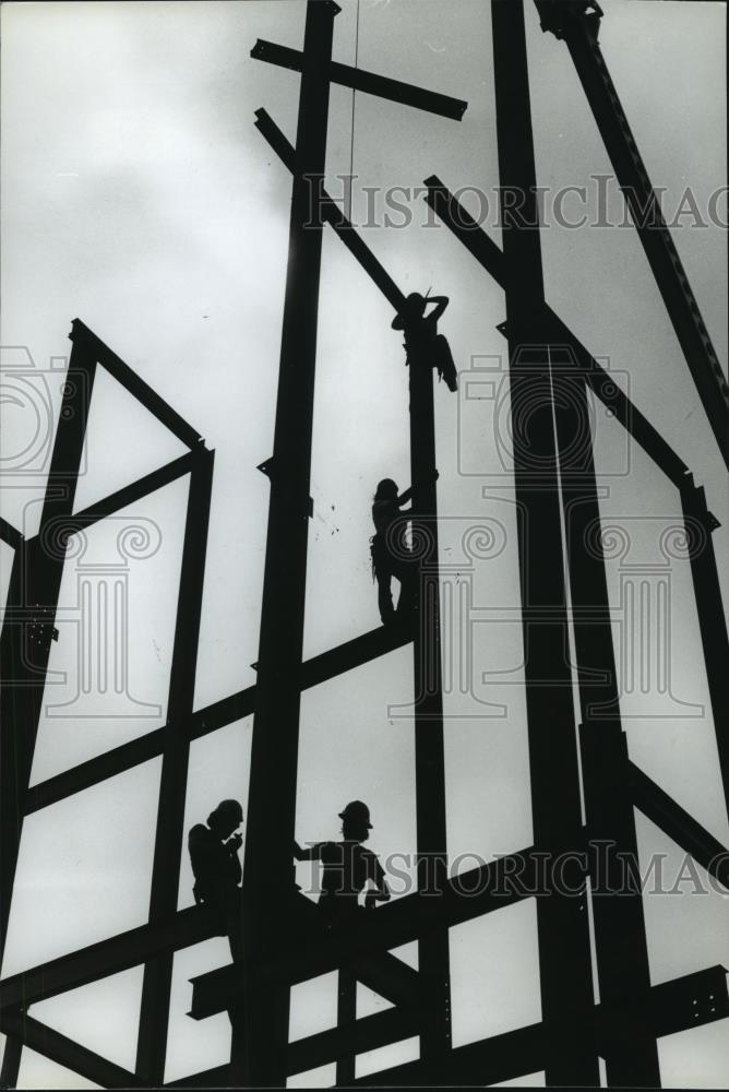 1981 Press Photo High Rise Workers in Birmingham, Alabama at Construction Site - Historic Images