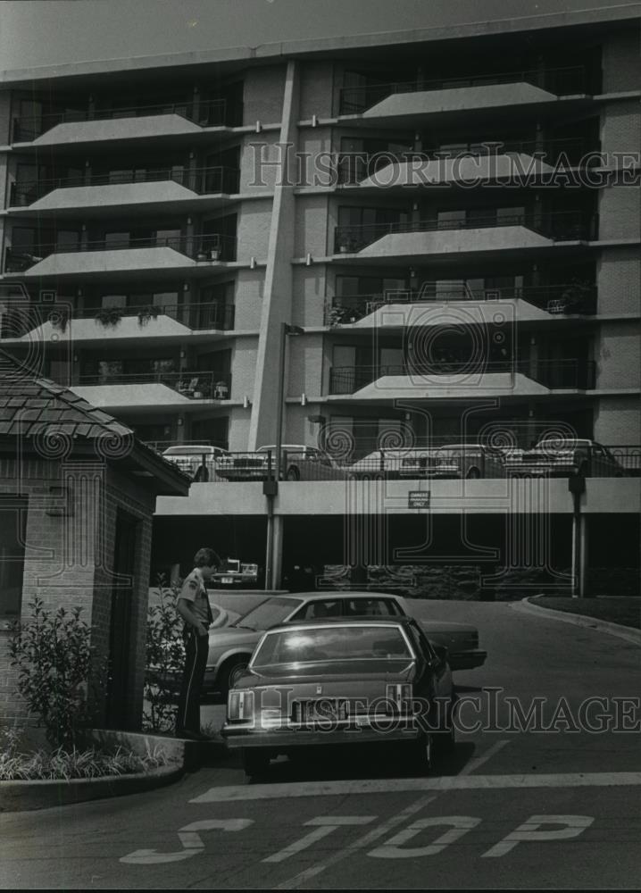 1982 Press Photo Security guard chats with driver entering Regency Crown Condos - Historic Images