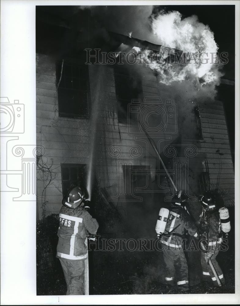 1992 Press Photo Firemen fight a fire at 3100 Block of Norwood Boulevard - Historic Images