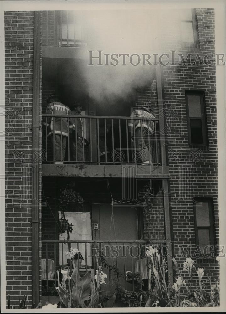 1988 Press Photo Firefighters in Second Story Apartment in Birmingham, Alabama - Historic Images