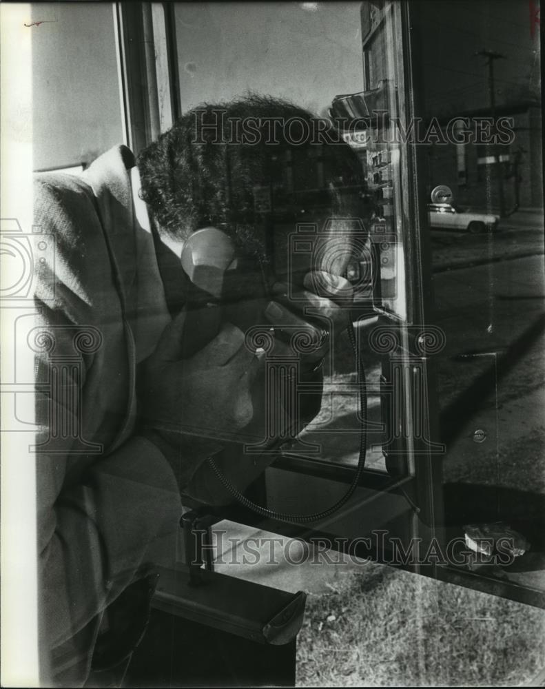 1982 Press Photo Man on the Telephone to the Birmingham, Alabama Crisis Center - Historic Images