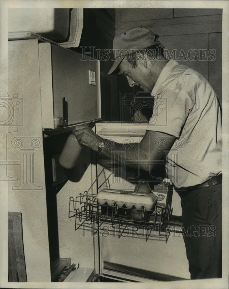 1978 Press Photo Birmingham, Alabama Dairies: Delivery man stocks Refrigerator - Historic Images