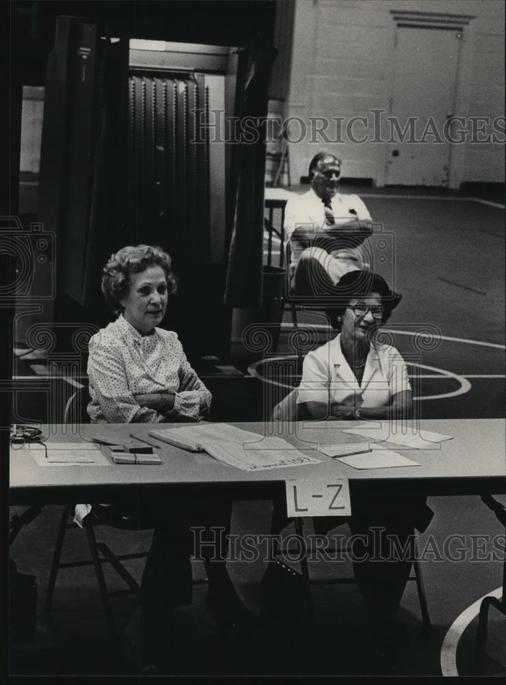 1983 Press Photo Mrs. Elsie Copper, Mrs. Cecil E. Smith at Shades Cahaba School - Historic Images