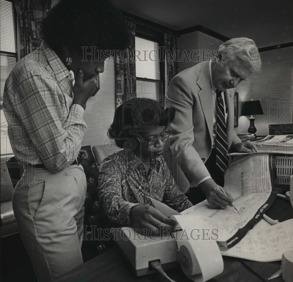 1983 Press Photo Birmingham City Clerk Jack Bailey and two workers count Votes - Historic Images