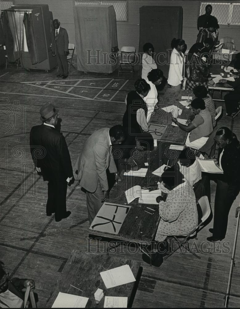1983 Press Photo Voters line up at Harrison Park Community Center, Polls Open - Historic Images