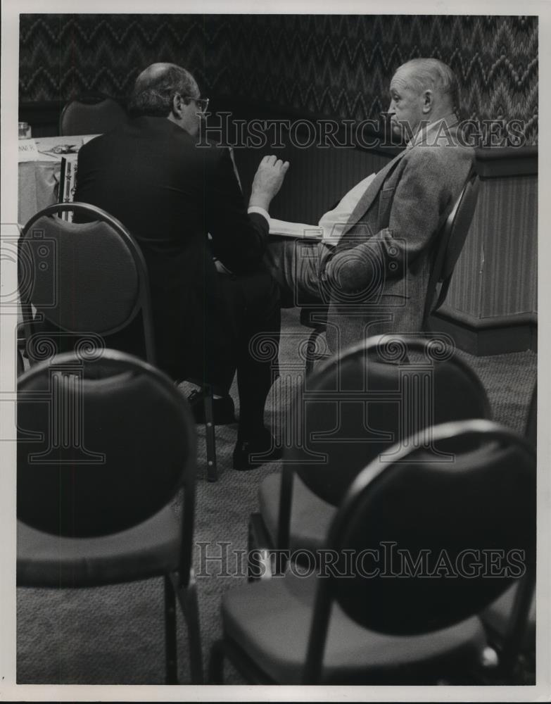1990 Press Photo Alf Van Hoose getting a private interview with Art Clarkson - Historic Images