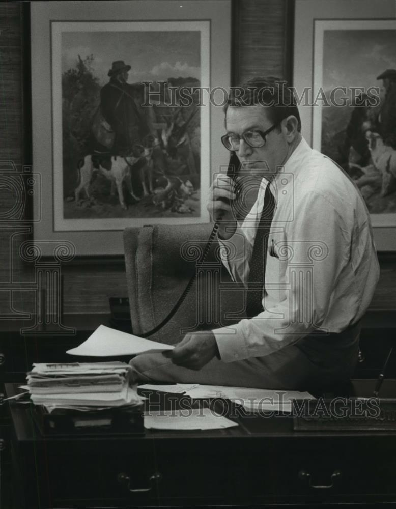 1979 Press Photo Birmingham businessman Molton Williams relaxes in his Office - Historic Images