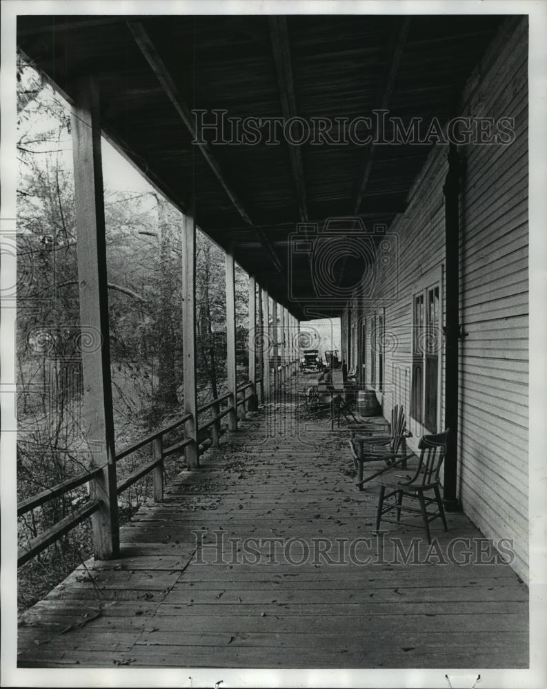 1978 Press Photo Guests once thronged sweeping front porch, Clairmont Springs - Historic Images