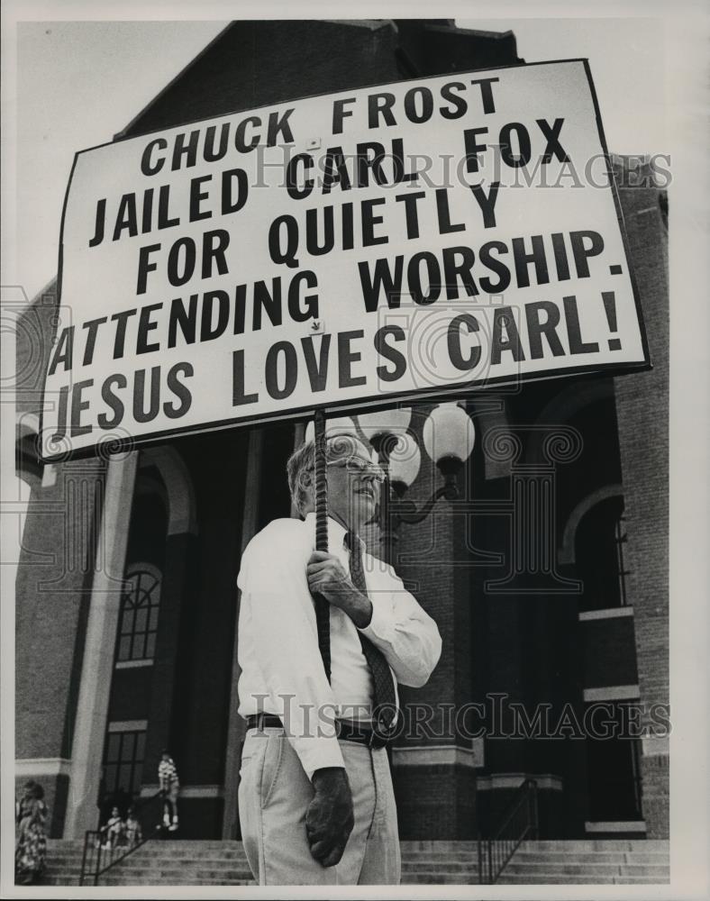 1991 Press Photo Carl Fox pickets at Briarwood Presbyterian church - abna24093 - Historic Images