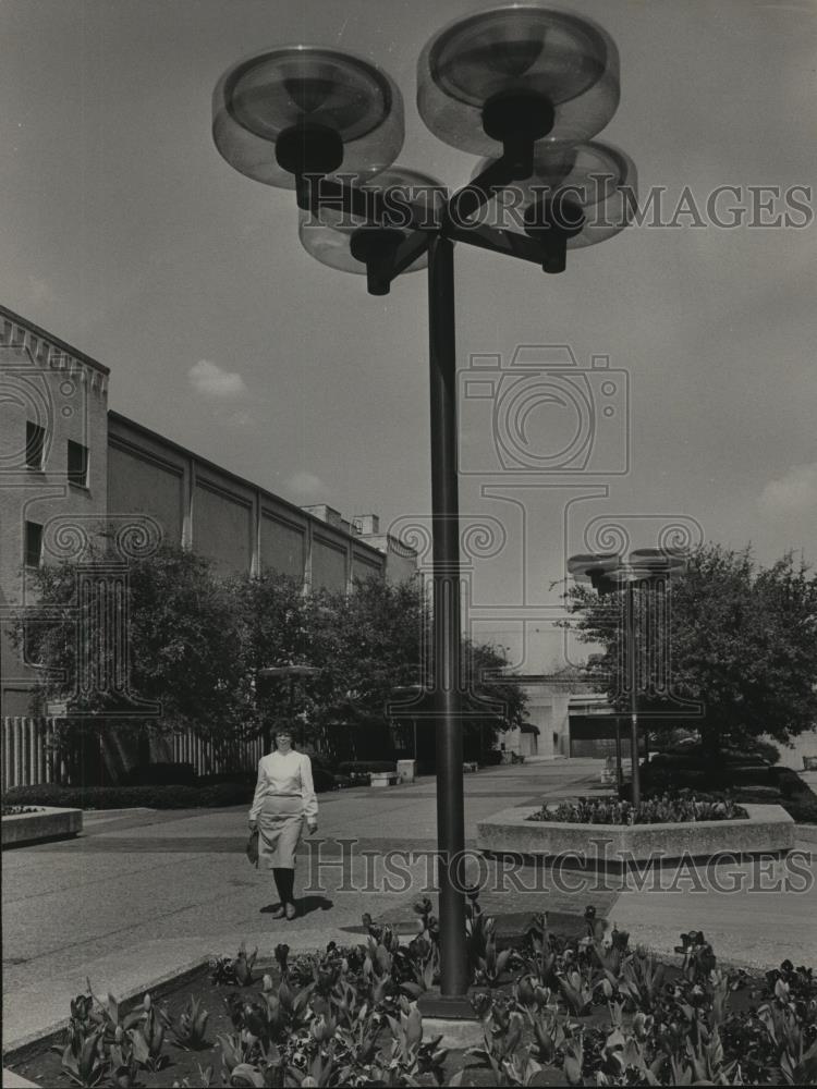 1986 Press Photo Jackie Street strolls on Commemorative Garden Walk, Birmingham - Historic Images