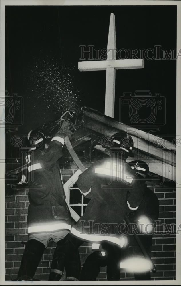 1987 Press Photo Birmingham firefighters work at fire on Viola Phillips Temple - Historic Images