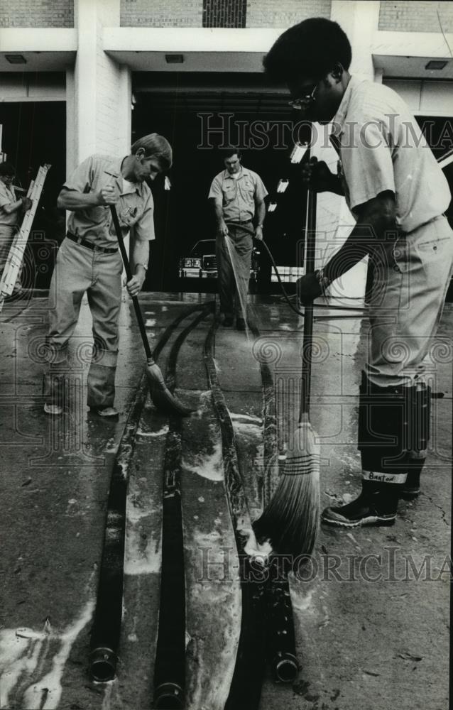 1978 Press Photo Birmingham fire fighters scrubs hoses at fire station - Historic Images