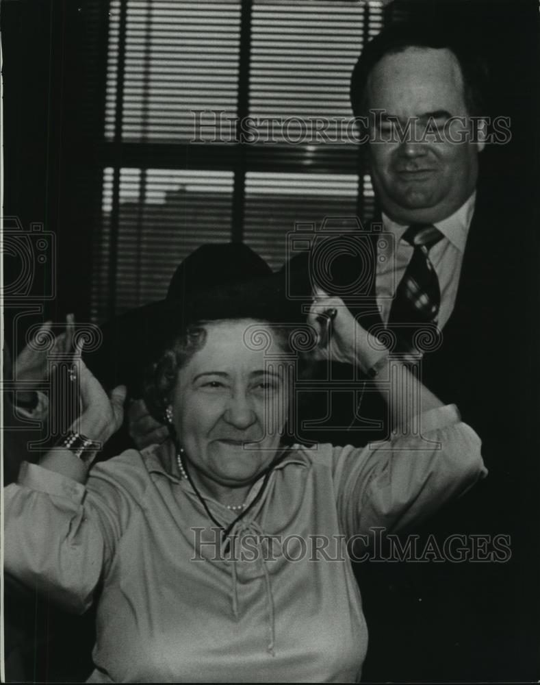1980 Press Photo Woman wears cowboy hat at Birmingham City Council - abna24117 - Historic Images