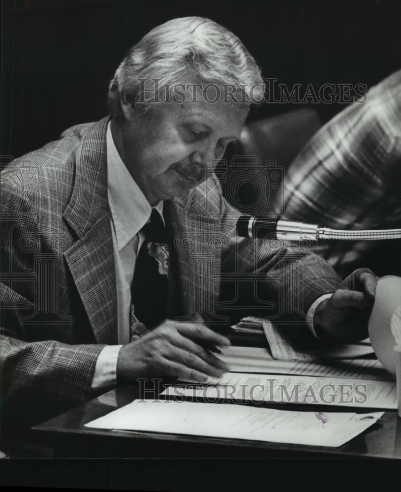 1980 Press Photo City Clerk Jack Bailey reads resolution Birmingham City Council - Historic Images