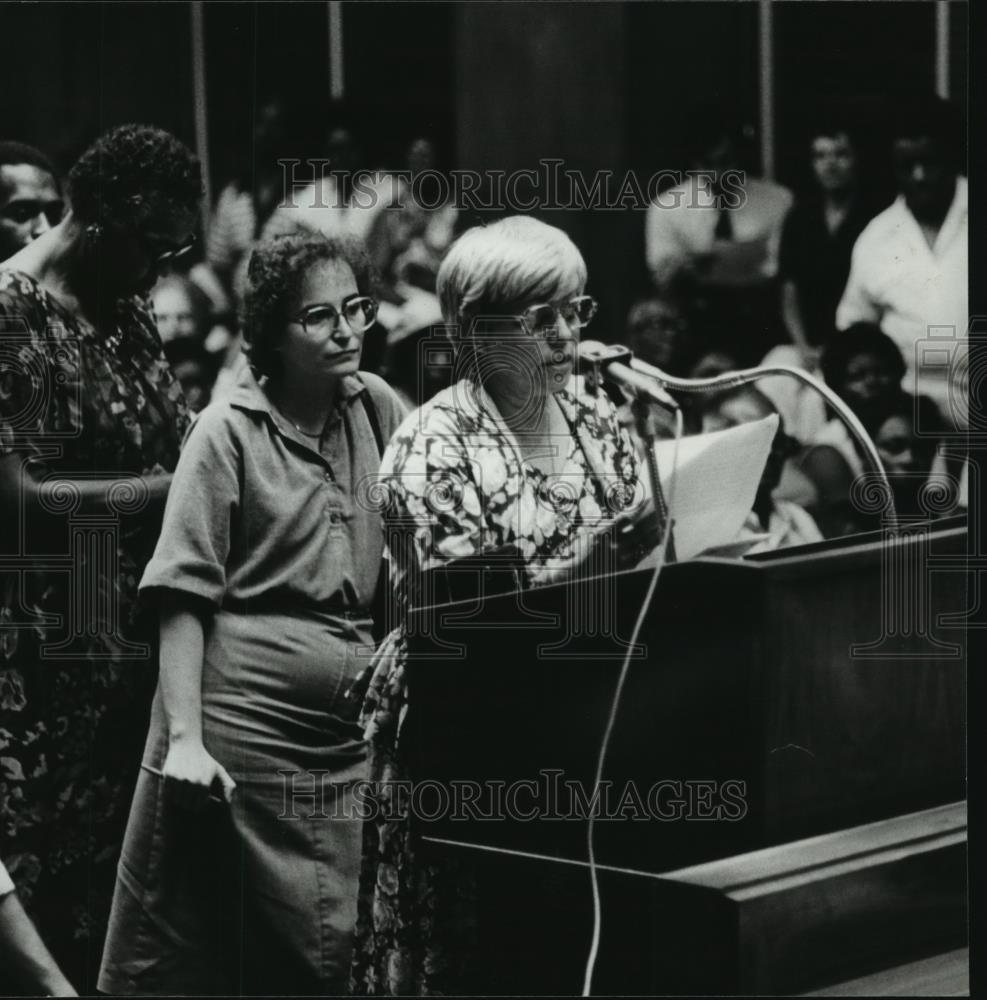 1980 Press Photo Kitty Douglas speaks at transit hearing while others wait - Historic Images