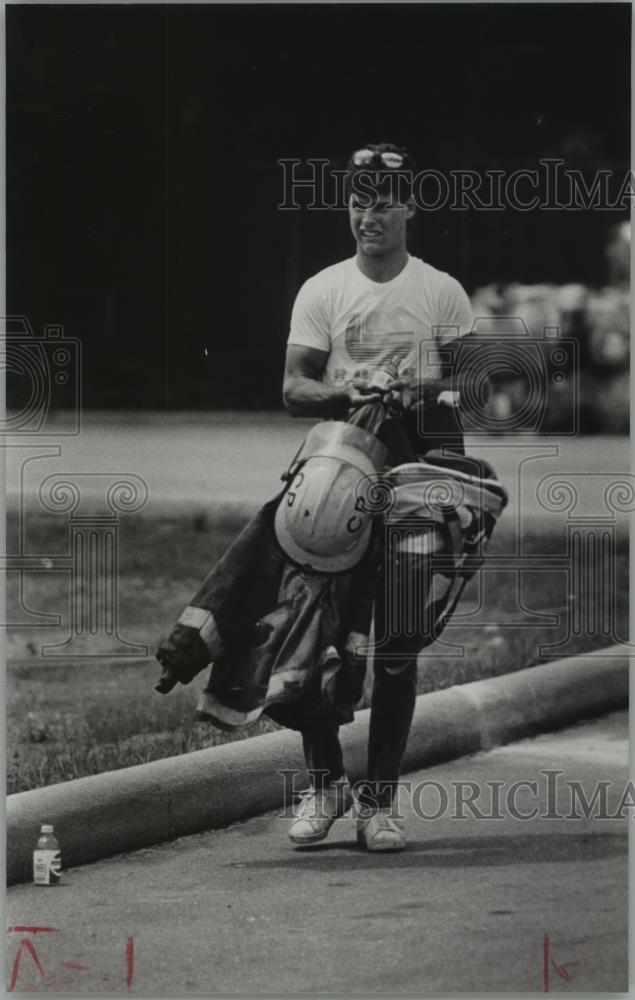 1981 Press Photo Unidentified fire medic, carrying gear, Center Point, Alabama - Historic Images