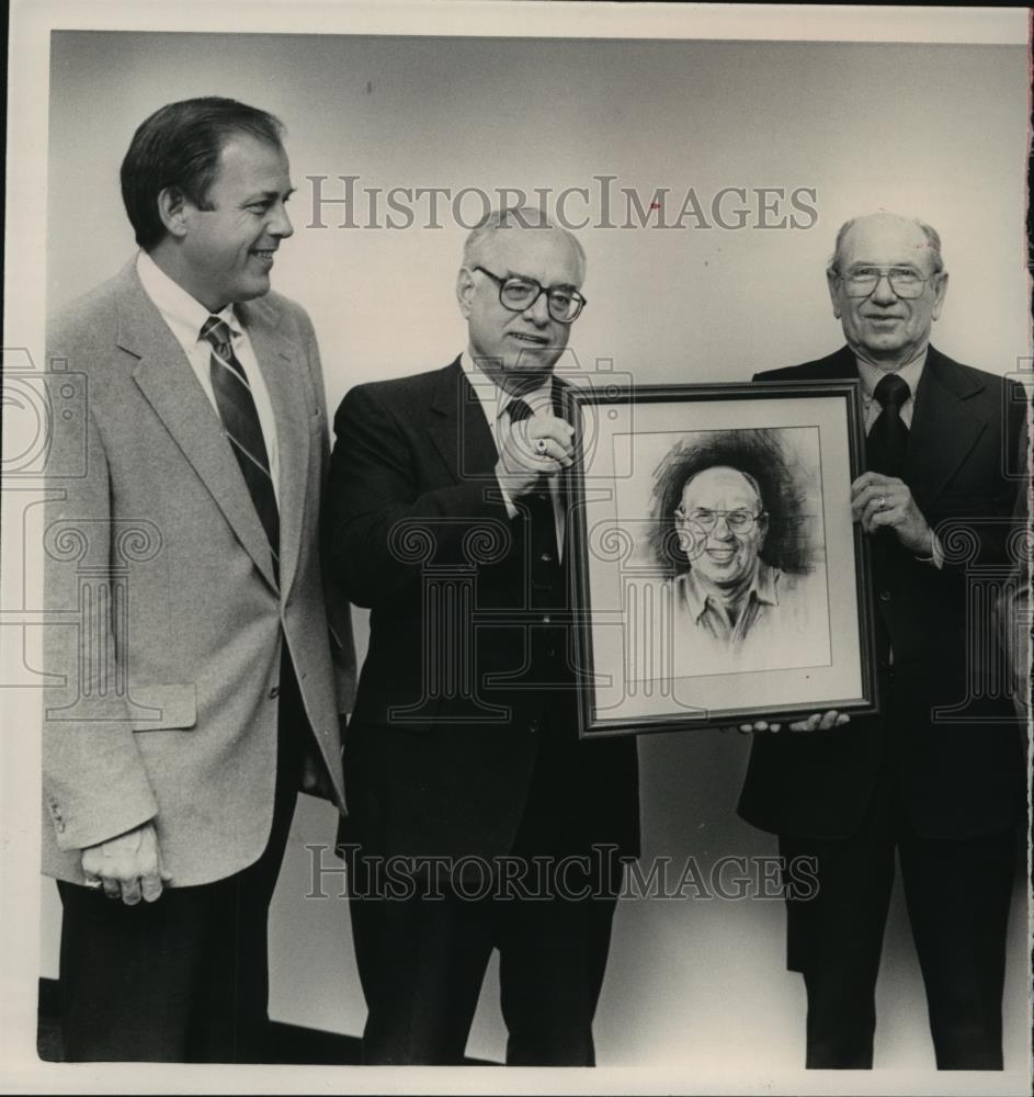 1989 Press Photo Doyle Caton, Birmingham News with unidentified persons, Alabama - Historic Images