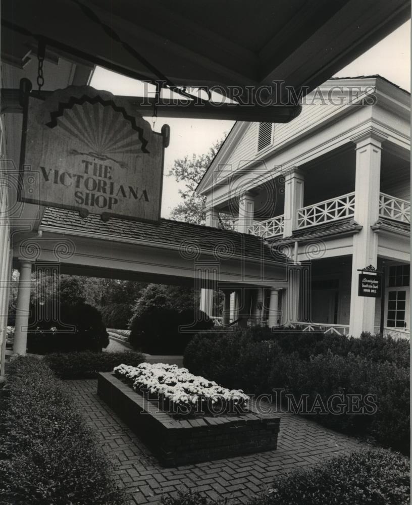 1984 Press Photo Victoriana Shop sign leads way to Arlington House, Birmingham - Historic Images