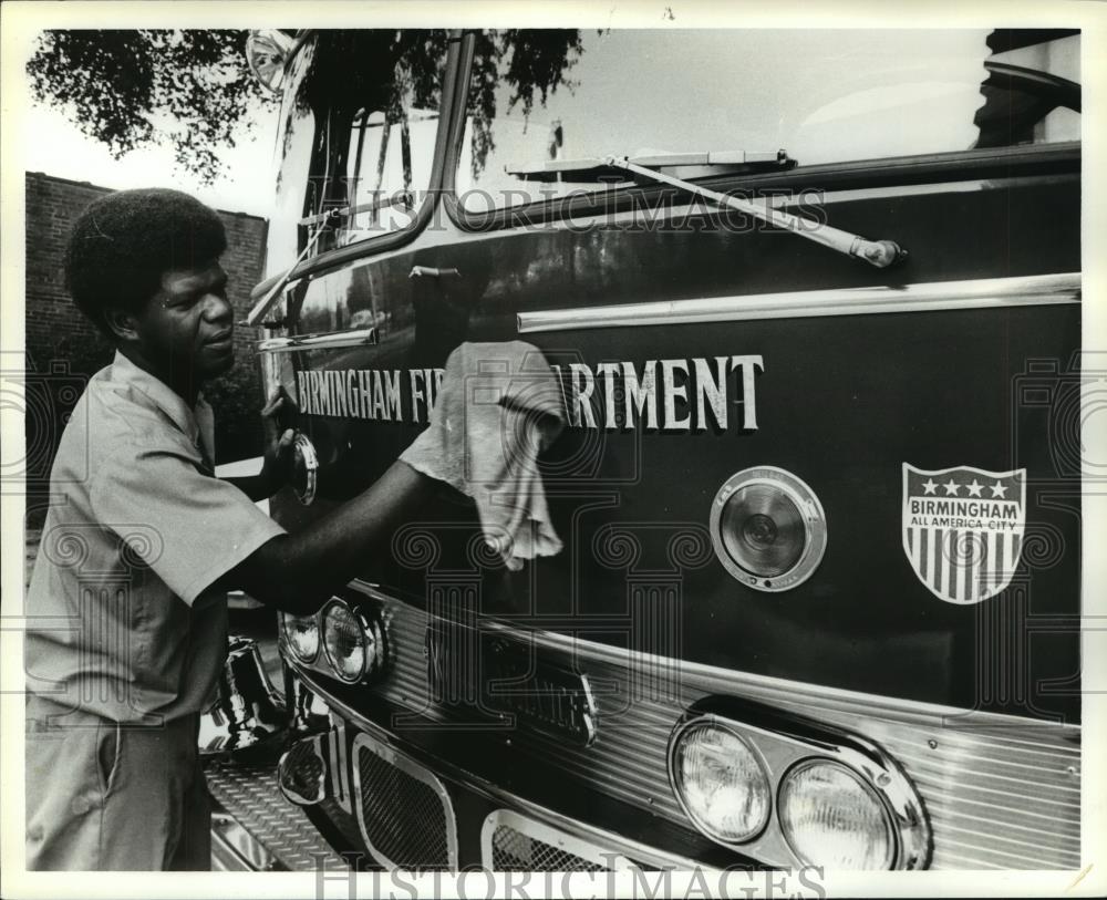 1978 Press Photo John Hutchins polishing fire engine, Birmingham, Alabama - Historic Images