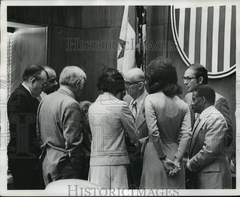 1977 Press Photo Unidentified persons at City Council, Birmingham - abna24358 - Historic Images