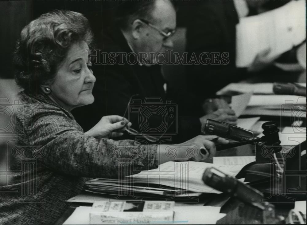 1978 Press Photo Nina Miglionico starts City Council meeting, Birmingham - Historic Images