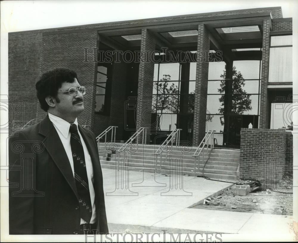 1979 Press Photo Principal Bob Chapman in front of his school - abna24407 - Historic Images