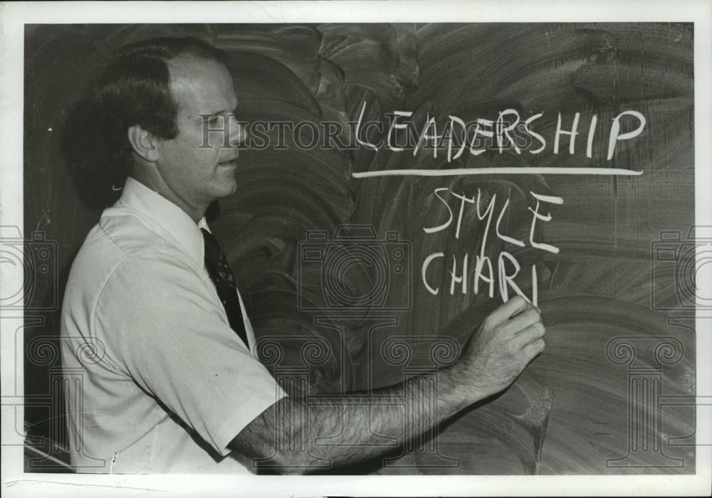 1980 Press Photo Calhoun Junior College President Doctor James Chasteen teaches - Historic Images
