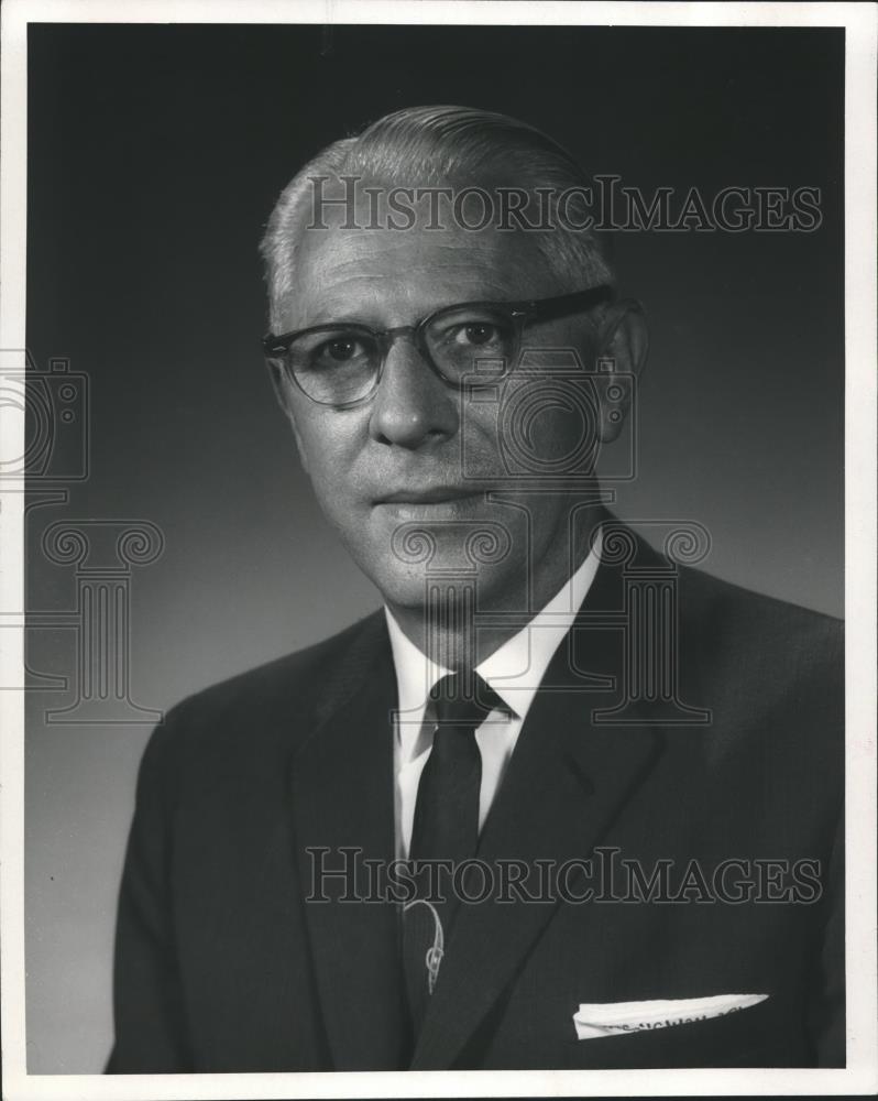 1977 Press Photo Haverty Furniture manager Ted Webb in Birmingham - abna24750 - Historic Images