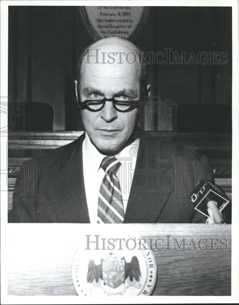 1982 Press Photo Dr. Thomas Bartlett, Chancellor University of Alabama System - Historic Images