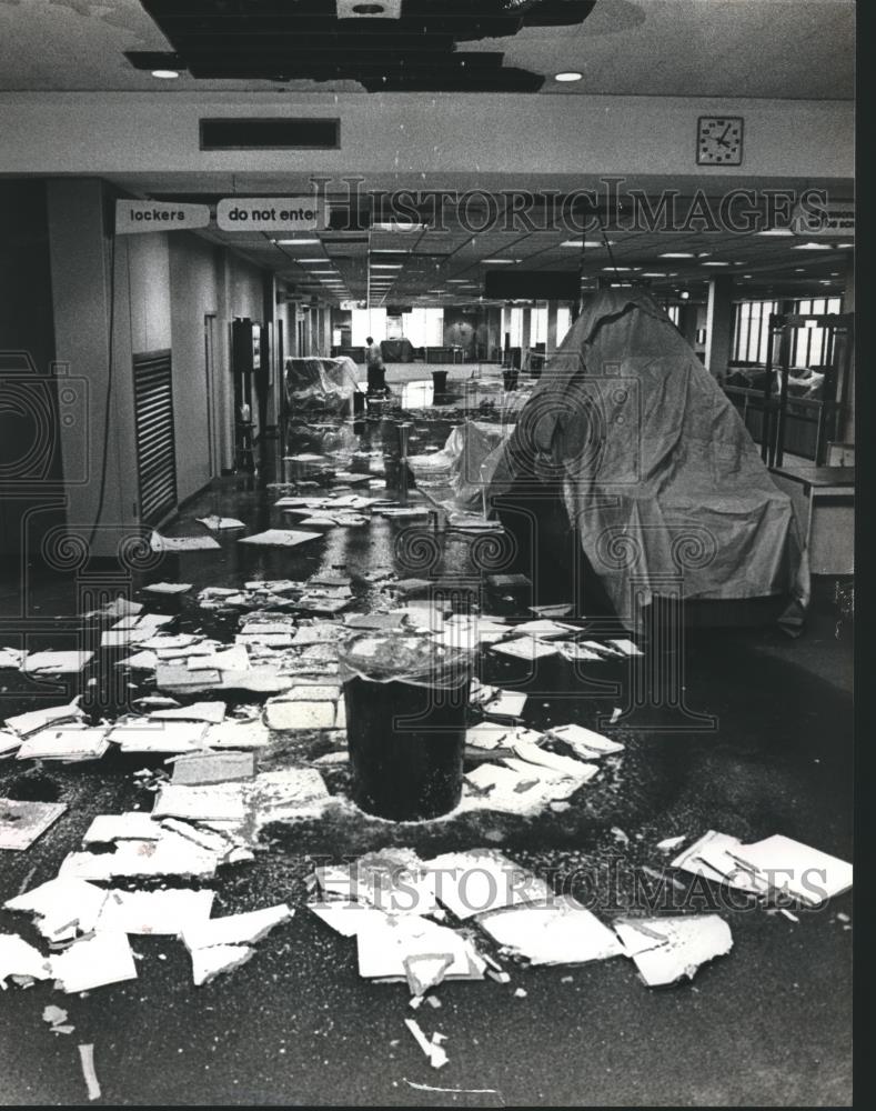 1982 Press Photo Roof caved in at Birmingham Municipal Airport terminal - Historic Images