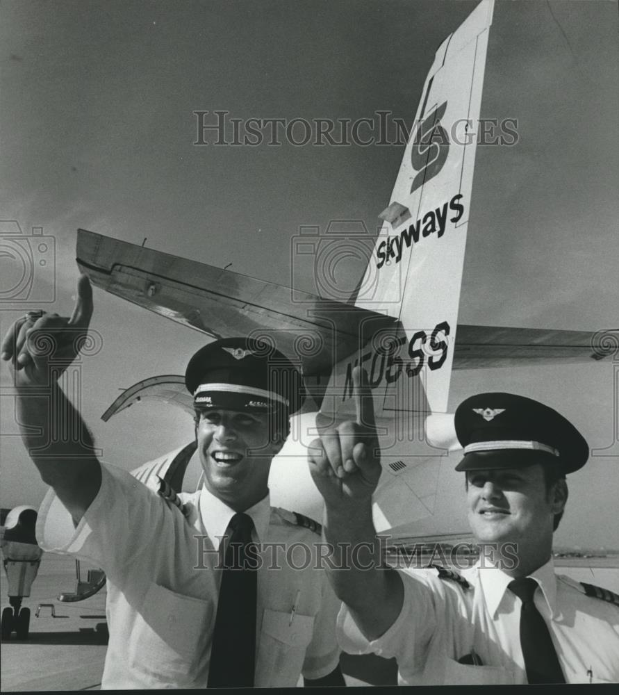 1980 Press Photo Skyways Pilots Celebrate First Arrival at Birmingham, Alabama - Historic Images