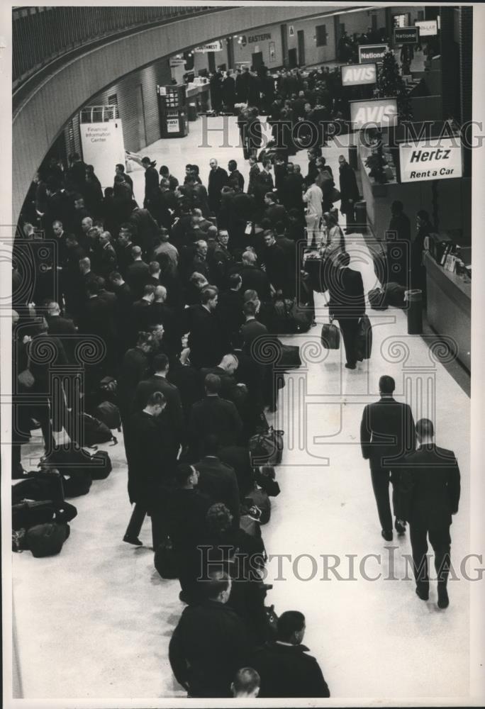 1987 Press Photo Soldiers at Birmingham Municipal Airport On Their Way Home - Historic Images