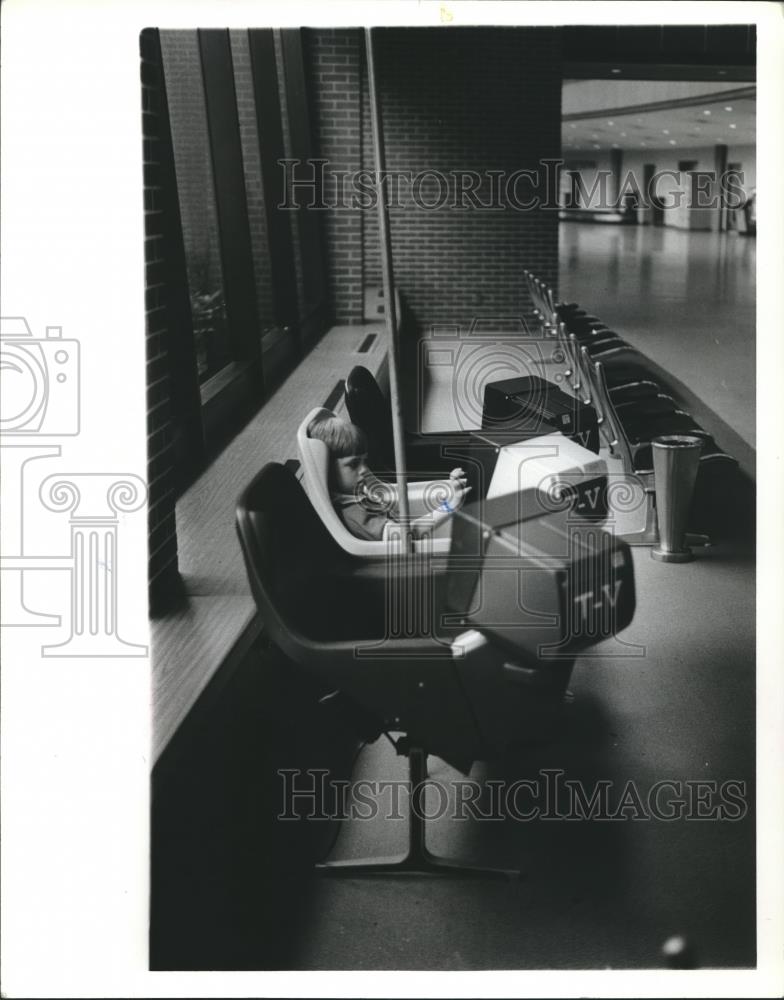 1979 Press Photo Child Passes Time at Birmingham Municipal Airport, Alabama - Historic Images