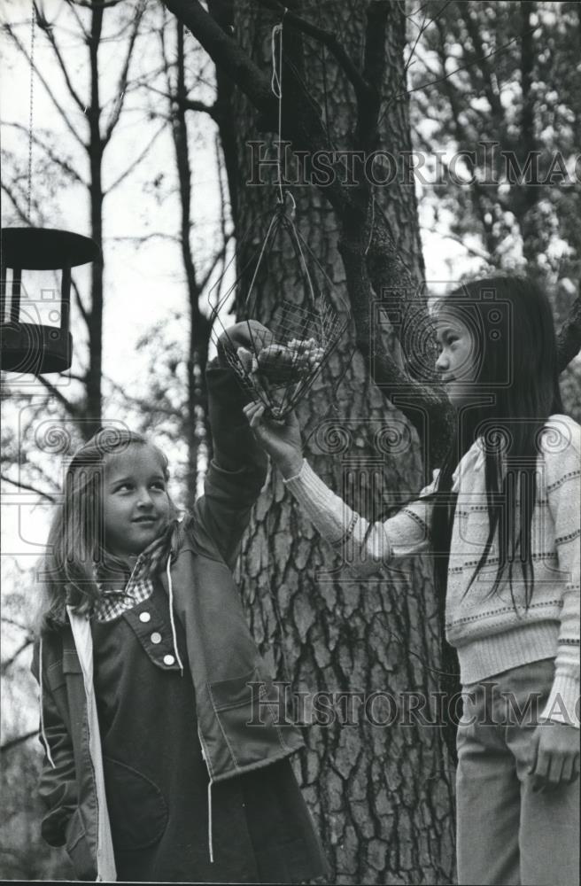 1981 Press Photo Lauren Colley and Glenda Lawley fill bird feeder - abna24788 - Historic Images