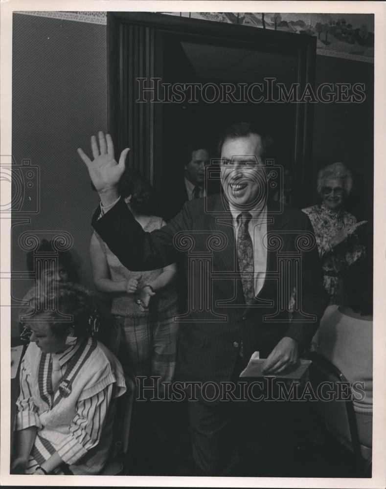 1986 Press Photo Politician Bill Baxley waves to crowd - abna24798 - Historic Images