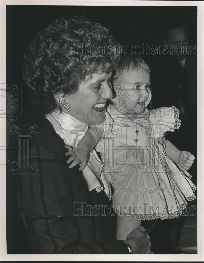 1985 Press Photo Betty Fine Collins and Granddaughter, Jennifer Collins, Alabama - Historic Images